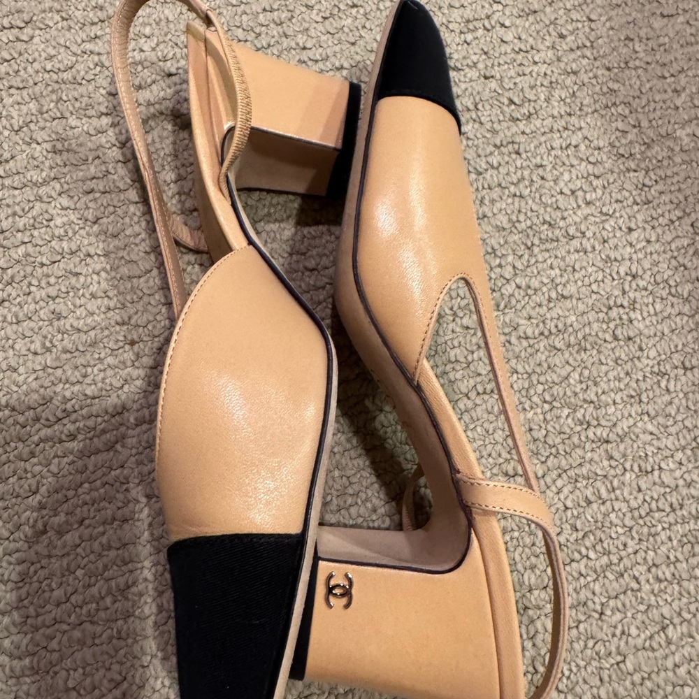 CHANEL Two-Tone Beige and Black Heels skin glazed calf skin